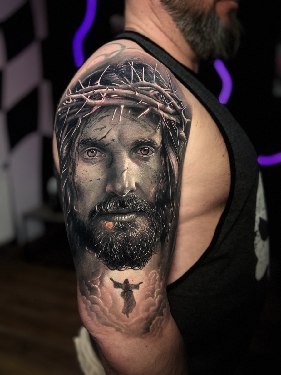Cover-up: realistyczny portret po przykryciu tribala